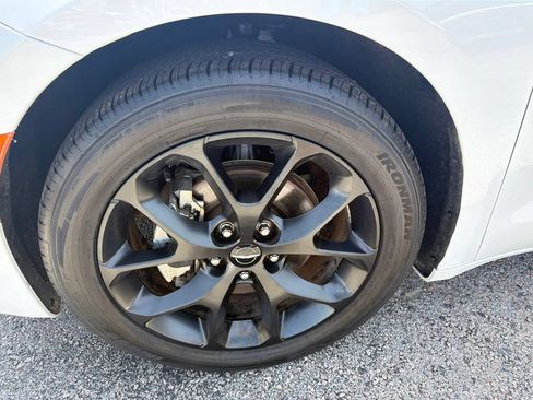 Used 2025 Chrysler Pacifica Limited FWD image 11