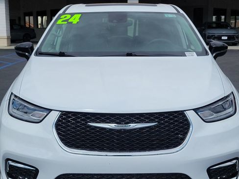 Used 2024 Chrysler Pacifica Limited FWD image 29