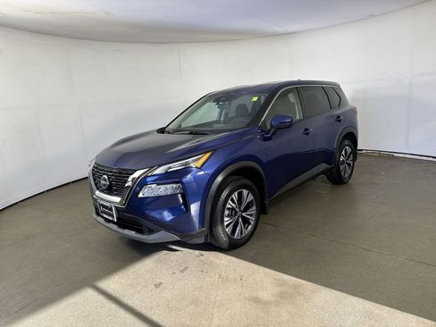 Used 2022 Nissan Rogue SV image 2