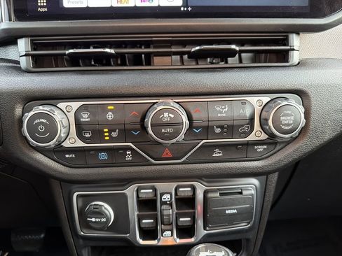 Used 2024 Jeep Wrangler Unlimited w/ Convenience Group image 27