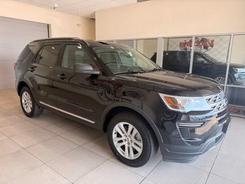 Used 2019 Ford Explorer XLT AWD/4WD image 3
