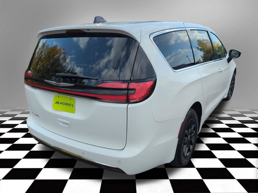 Used 2025 Chrysler Pacifica Select FWD image 8