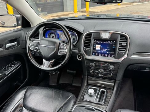 Used 2017 Chrysler 300 Limited image 42
