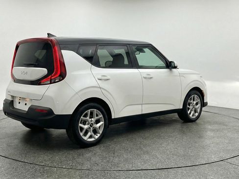 Used 2025 Kia Soul LX w/ LX Technology Package FWD image 9