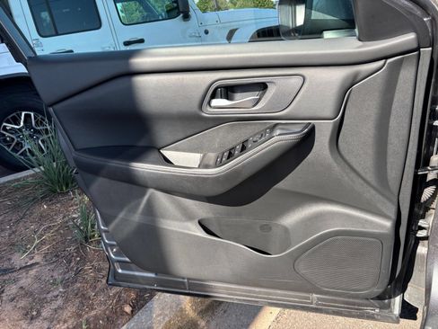 Used 2025 Nissan Rogue SV FWD image 18