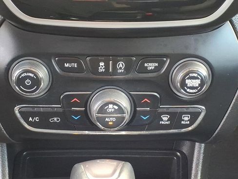 Used 2019 Jeep Cherokee Limited image 8