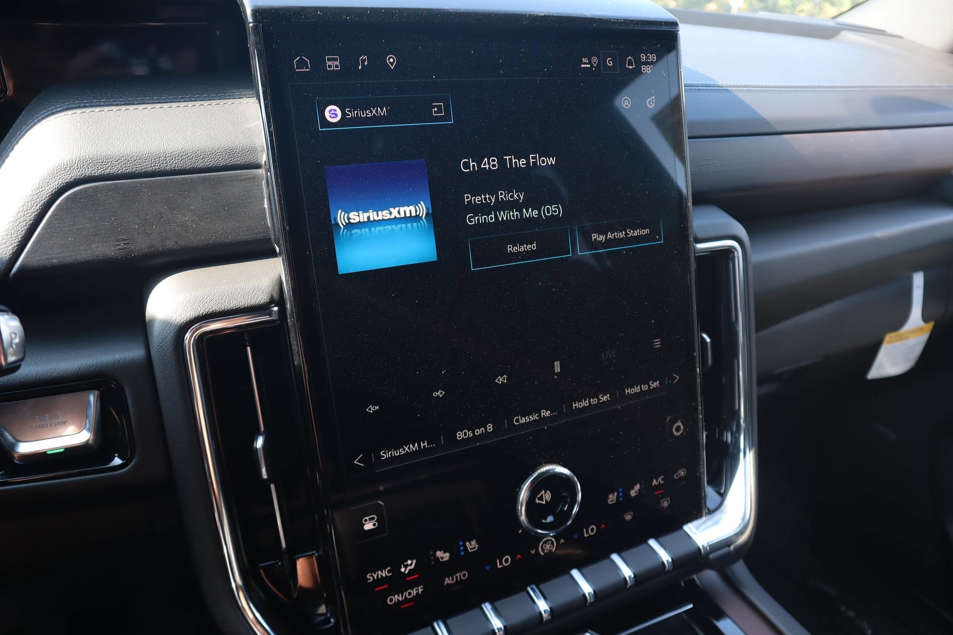 New 2026 GMC Yukon Denali w/ Denali Reserve Package AWD/4WD image 7