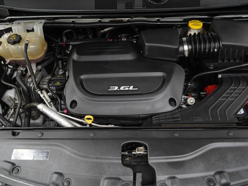 Used 2018 Chrysler Pacifica Touring-L w/ Tire & Wheel Group FWD image 30