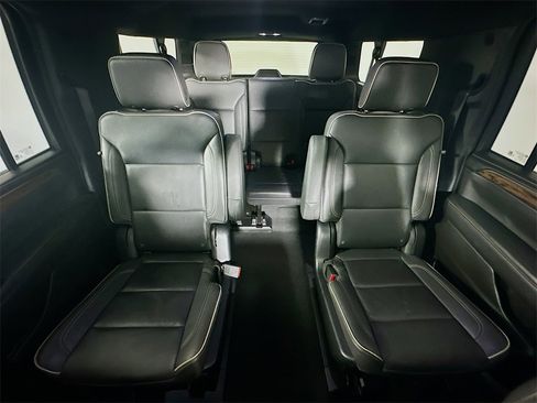 Used 2023 Chevrolet Suburban Premier image 13