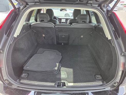 Used 2023 Volvo XC60 B5 Plus AWD/4WD image 19