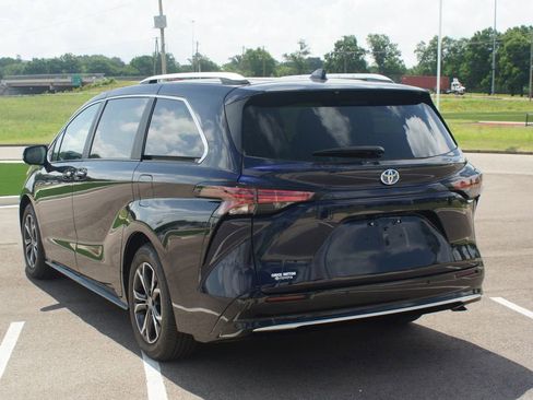Used 2025 Toyota Sienna Platinum AWD/4WD image 18