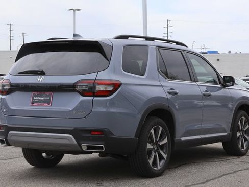 New 2025 Honda Pilot Touring image 5
