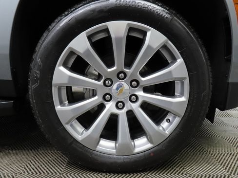 Used 2025 Chevrolet Suburban Premier image 8