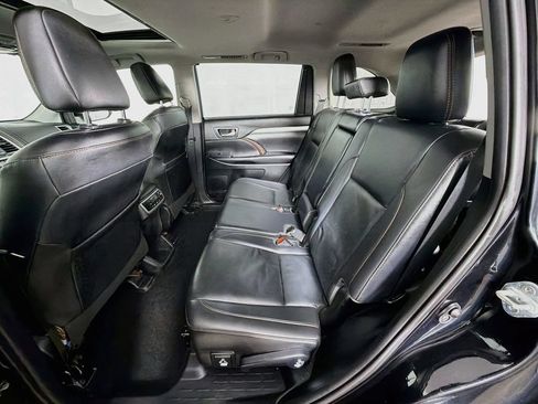 Used 2019 Toyota Highlander XLE AWD/4WD image 25