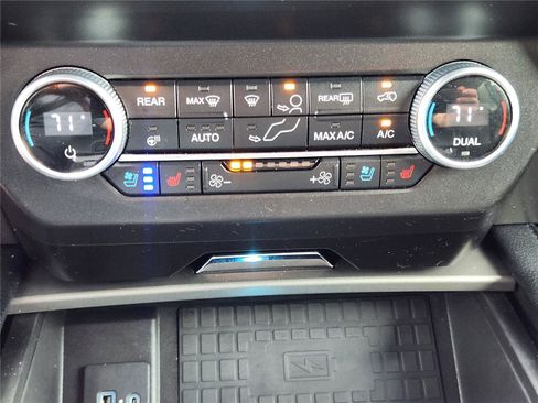 Used 2021 Ford Expedition XLT AWD/4WD image 32