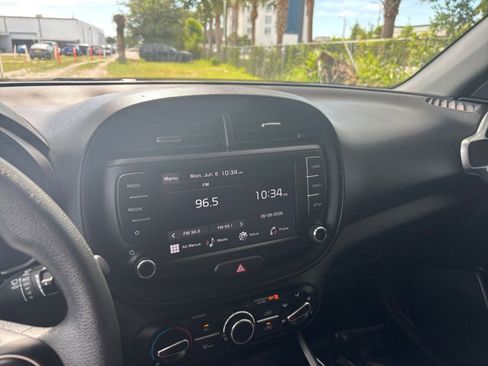 Used 2025 Kia Soul LX w/ LX Technology Package FWD image 20