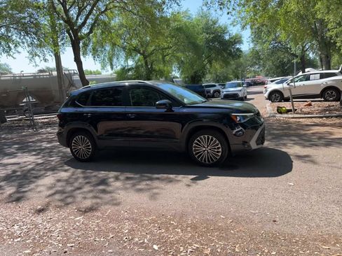Used 2025 Volkswagen Taos SE FWD image 2