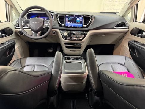 Used 2024 Chrysler Pacifica Touring-L FWD image 31