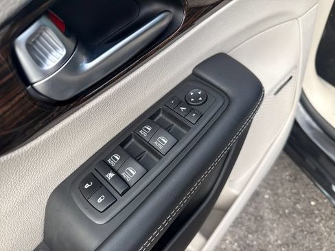 Used 2023 Chrysler Pacifica Limited w/ Uconnect Theater Family Group FWD image 11