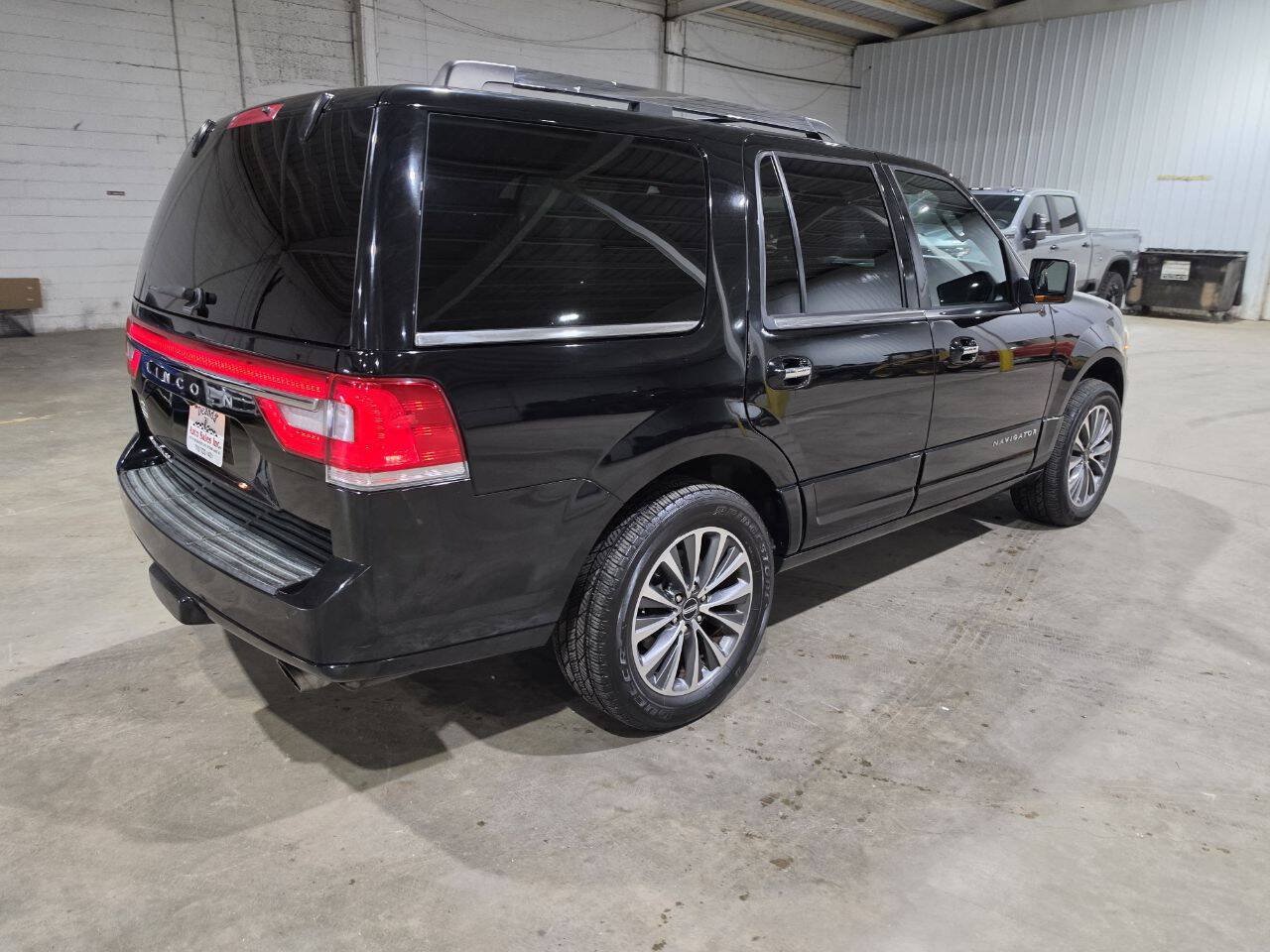 Used 2017 Lincoln Navigator Select AWD/4WD image 11