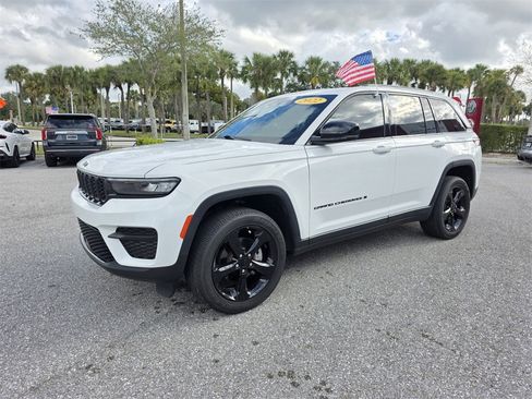 Used 2022 Jeep Grand Cherokee Altitude image 8