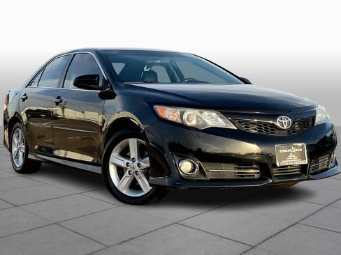 Used 2014 Toyota Camry SE FWD image 2