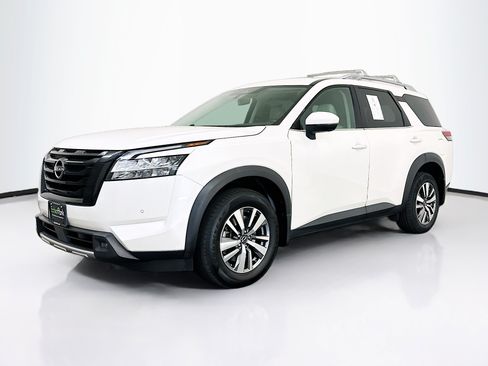 Used 2023 Nissan Pathfinder SL w/ Black Appearance Package AWD/4WD image 3