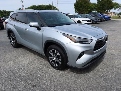Used 2022 Toyota Highlander XLE FWD image 2