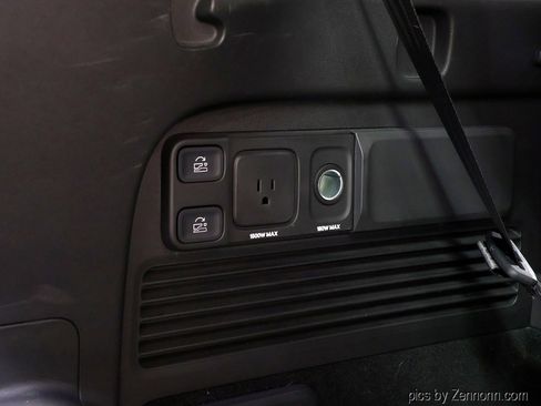 Used 2023 Rivian R1S Launch Edition image 32