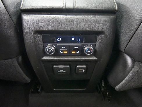 Used 2023 Chevrolet Traverse High Country AWD/4WD image 18