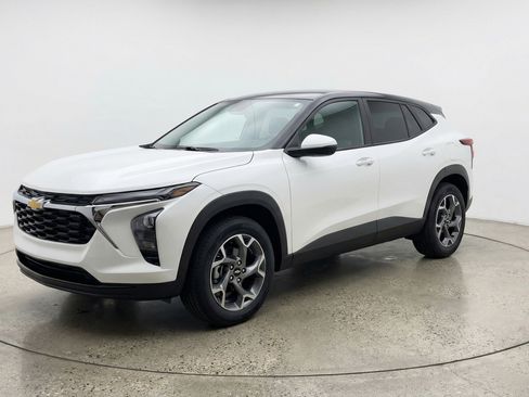 Used 2025 Chevrolet Trax LT w/ LT Convenience Package image 3