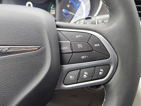 Used 2024 Chrysler Pacifica Select image 32
