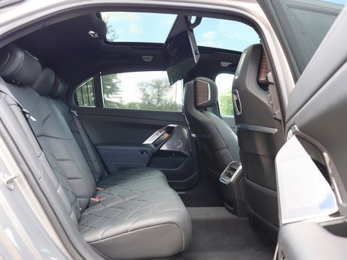 Used 2023 BMW i7 xDrive60 AWD/4WD image 18