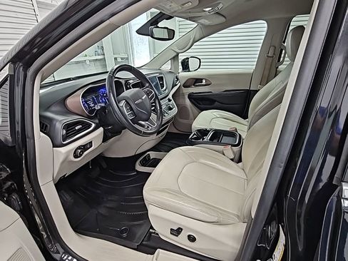 Used 2017 Chrysler Pacifica Touring-L w/ Tire & Wheel Group image 11