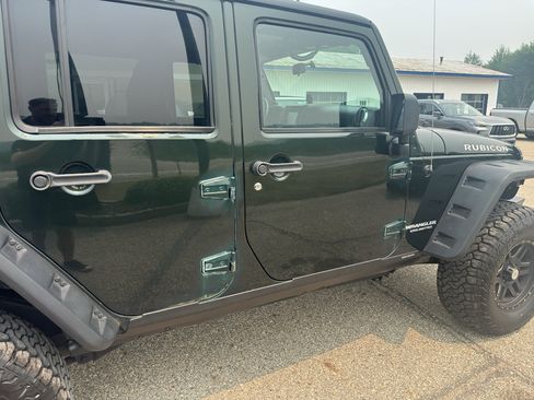 Used 2011 Jeep Wrangler Unlimited Rubicon w/ Connectivity Group AWD/4WD image 18