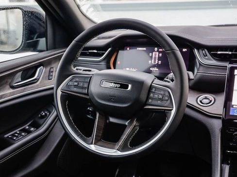 New 2025 Jeep Grand Cherokee Limited w/ Black Appearance Package image 16