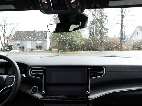 Used 2024 Jeep Wagoneer L Series II w/ Convenience Group I image 15