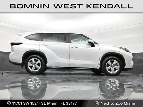 Used 2025 Toyota Highlander LE image 25