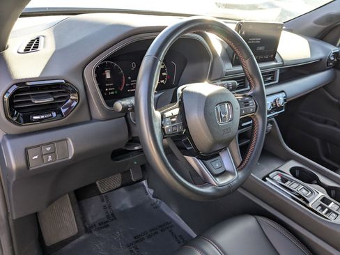 Used 2025 Honda Pilot TrailSport image 16