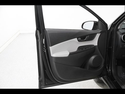 Certified 2023 Hyundai Kona SE w/ Cargo Package FWD image 4