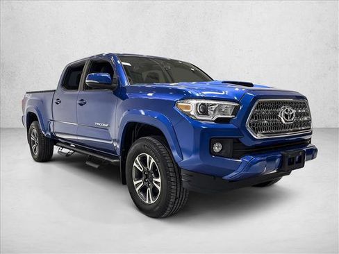 Used 2017 Toyota Tacoma TRD Sport image 3
