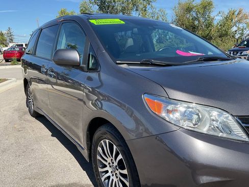 Used 2020 Toyota Sienna XLE Premium w/ Carpet Mat Package FWD image 11