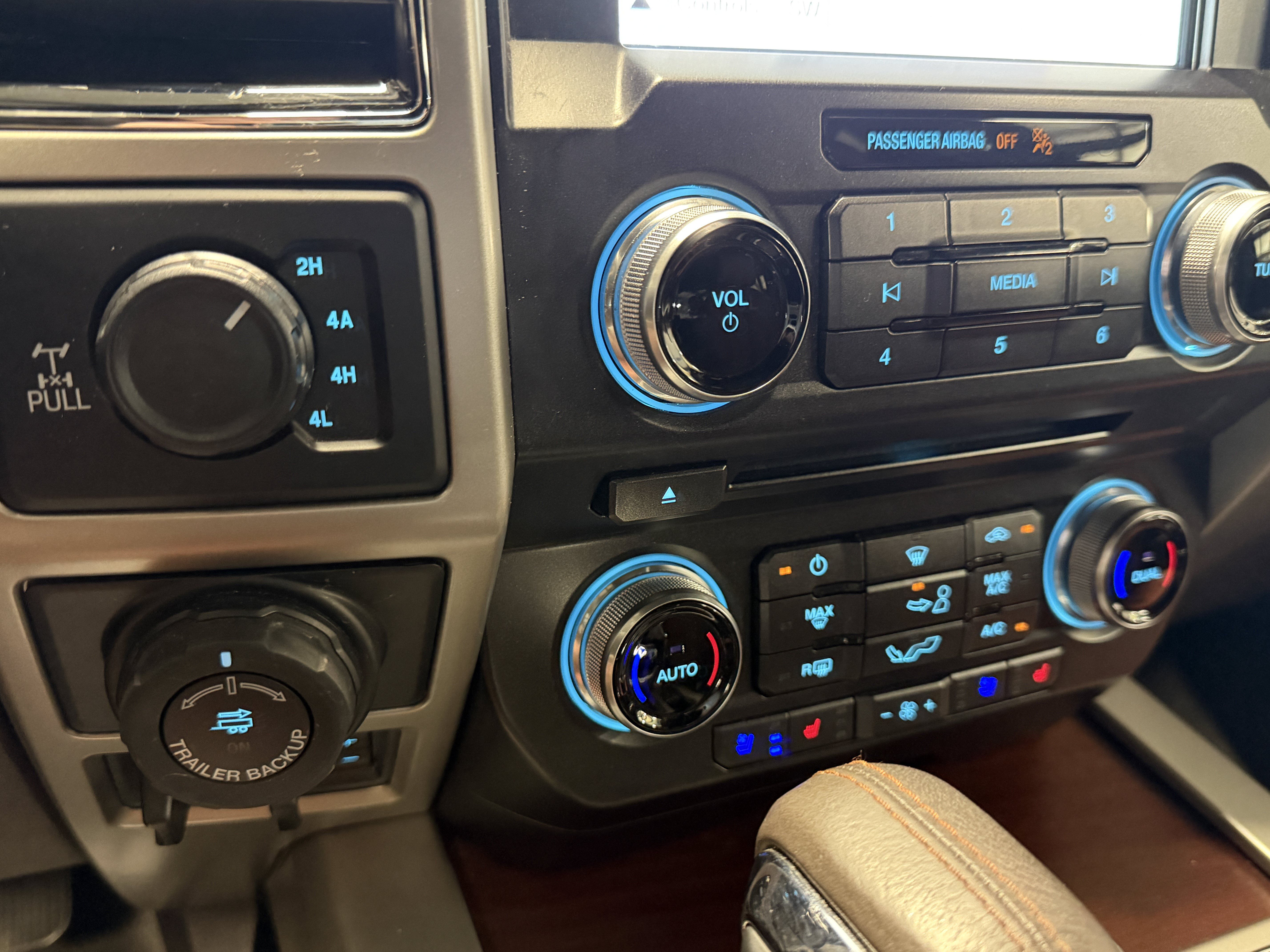 Used 2018 Ford F150 King Ranch w/ Equipment Group 601A Luxury AWD/4WD image 13