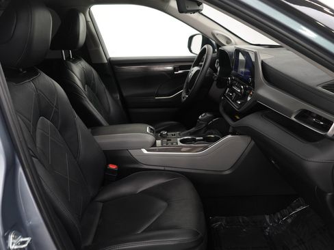 Used 2024 Toyota Highlander Platinum image 10