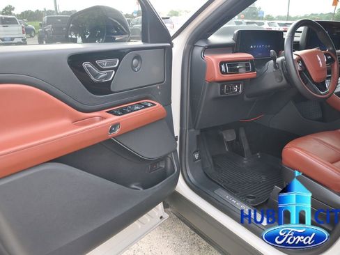 Used 2025 Lincoln Aviator Reserve w/ Illumination Package RWD image 11