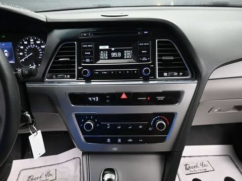 Used 2017 Hyundai Sonata SE FWD image 14