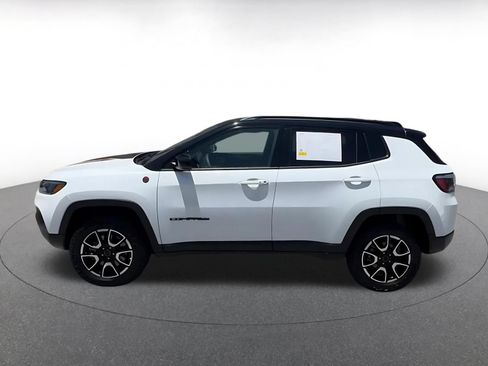 Used 2025 Jeep Compass Trailhawk AWD/4WD image 9