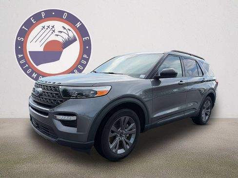 Used 2023 Ford Explorer XLT w/ Equipment Group 202A RWD image 2