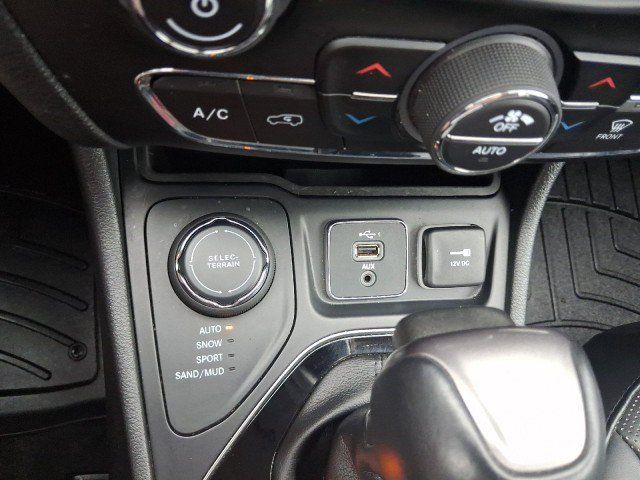 Used 2019 Jeep Cherokee Limited w/ Luxury Group AWD/4WD image 33