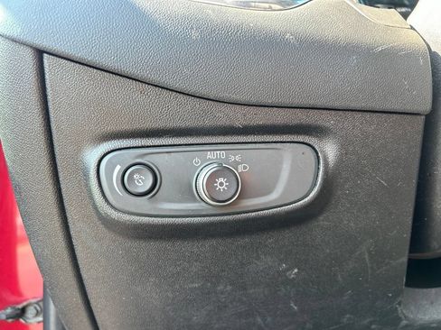 Used 2018 Chevrolet Equinox LT FWD image 19